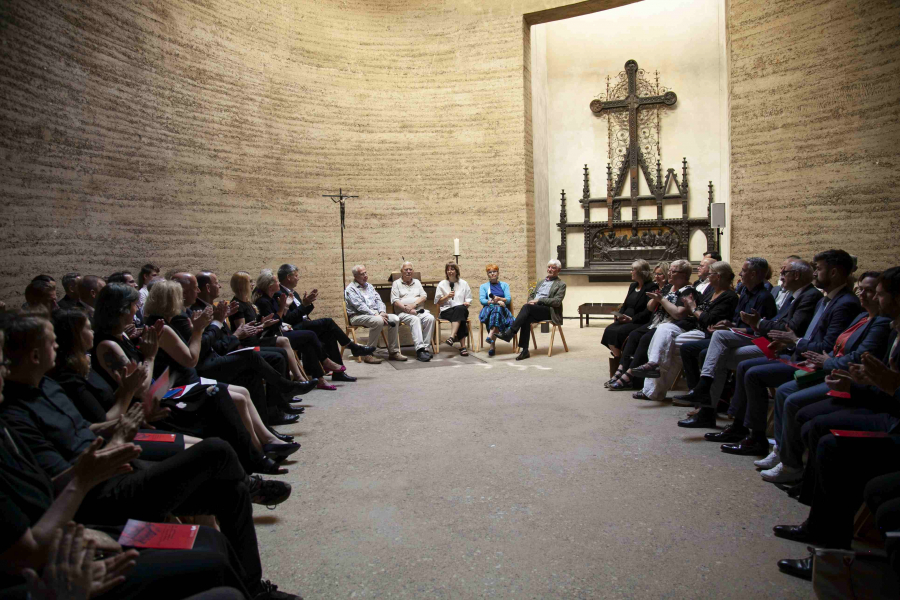 Publikum in der Kapelle zur Gedenkverantsaltung anlässlich des 63. Jahrestags des Mauerbaus